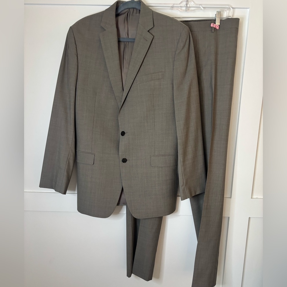 Calvin Klein Men's Taupe Suit jacket size 39L and pants 34